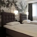 Super Hotel, Hotel