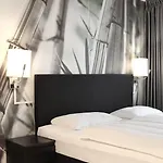 Super Hotel, Hotel