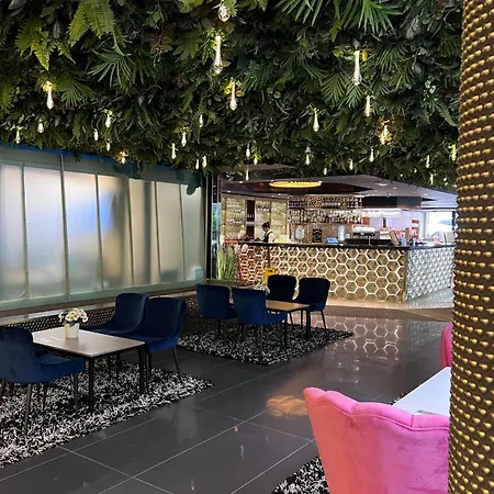 Super Hotel, Hotell