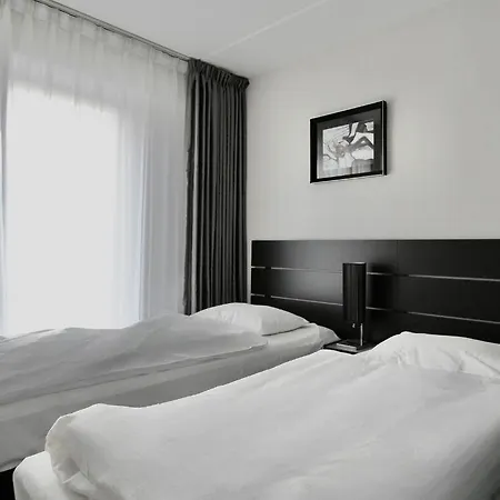Super Hotel, Hotel