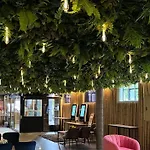 Super Hotel,