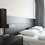 Super Hotel, Hotel