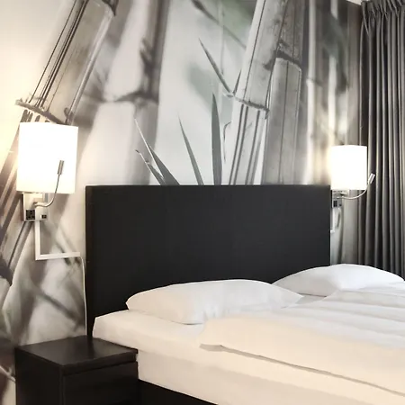 Super Hotel, Hotel
