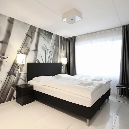 Super Hotel, Hotel