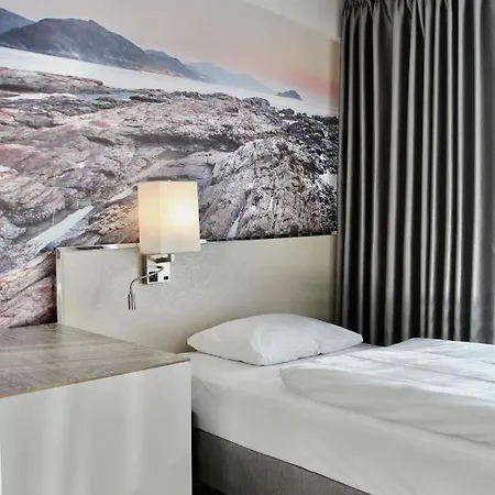 Super Hotel, Hotel