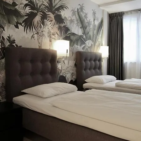 Super Hotel, Hotel